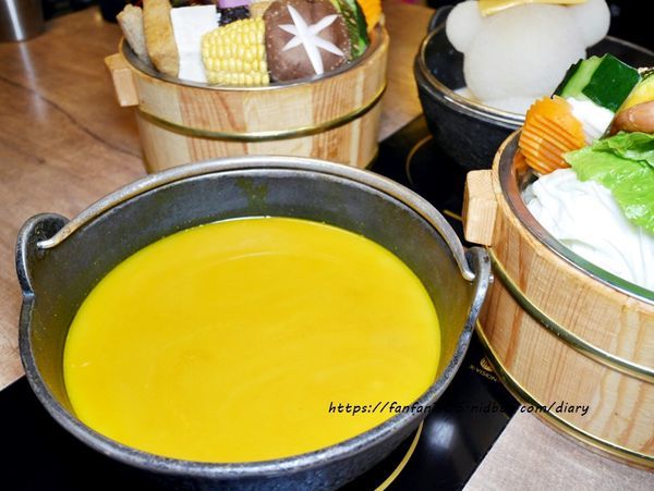 【基隆火鍋】暖鍋物 #7種特色湯底 #生日送肉蛋糕 #營業至凌晨400 #慶生、宵夜、聚餐的好去處 (9).JPG