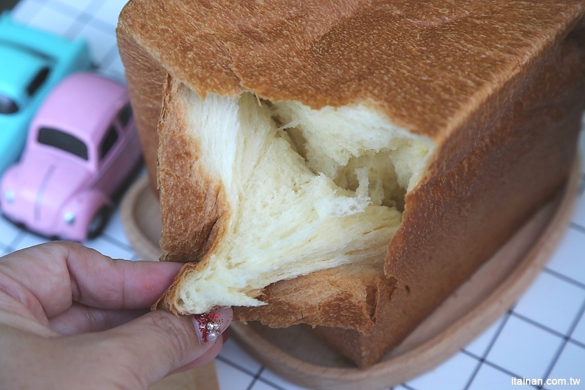 台南中西區美食|巷弄裡每天只賣2.5小時的時尚風麵包『方云云麵包店』像雲朵般的夢幻吐司,不預訂吃不到!! - 台南好Food遊