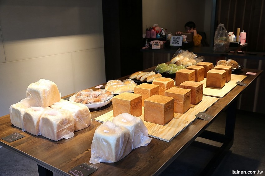 台南中西區美食|巷弄裡每天只賣2.5小時的時尚風麵包『方云云麵包店』像雲朵般的夢幻吐司,不預訂吃不到!! - 台南好Food遊