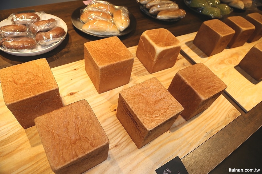 台南中西區美食|巷弄裡每天只賣2.5小時的時尚風麵包『方云云麵包店』像雲朵般的夢幻吐司,不預訂吃不到!! - 台南好Food遊