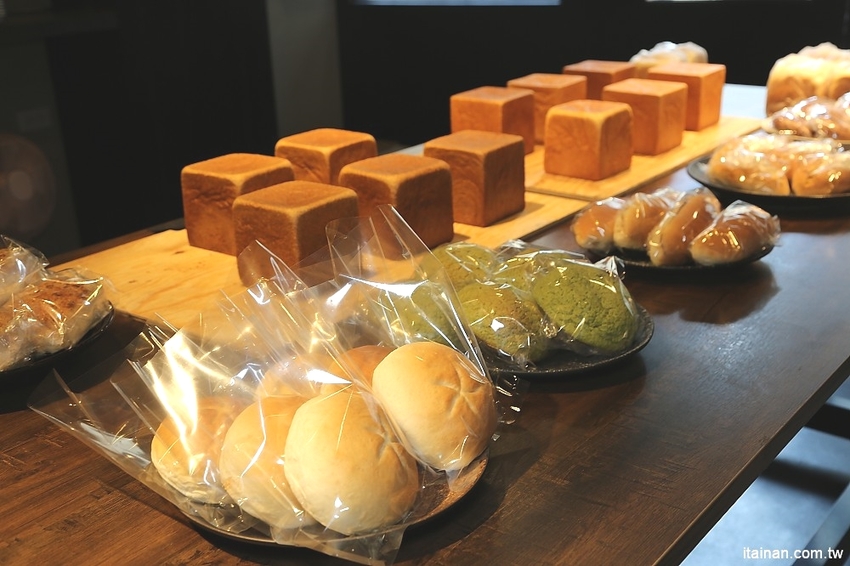 台南中西區美食|巷弄裡每天只賣2.5小時的時尚風麵包『方云云麵包店』像雲朵般的夢幻吐司,不預訂吃不到!! - 台南好Food遊