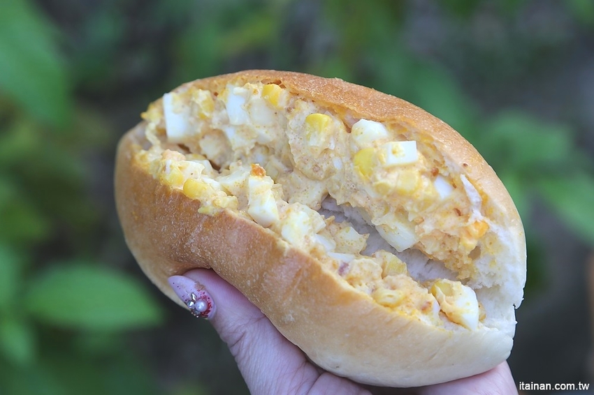 台南中西區美食|巷弄裡每天只賣2.5小時的時尚風麵包『方云云麵包店』像雲朵般的夢幻吐司,不預訂吃不到!! - 台南好Food遊