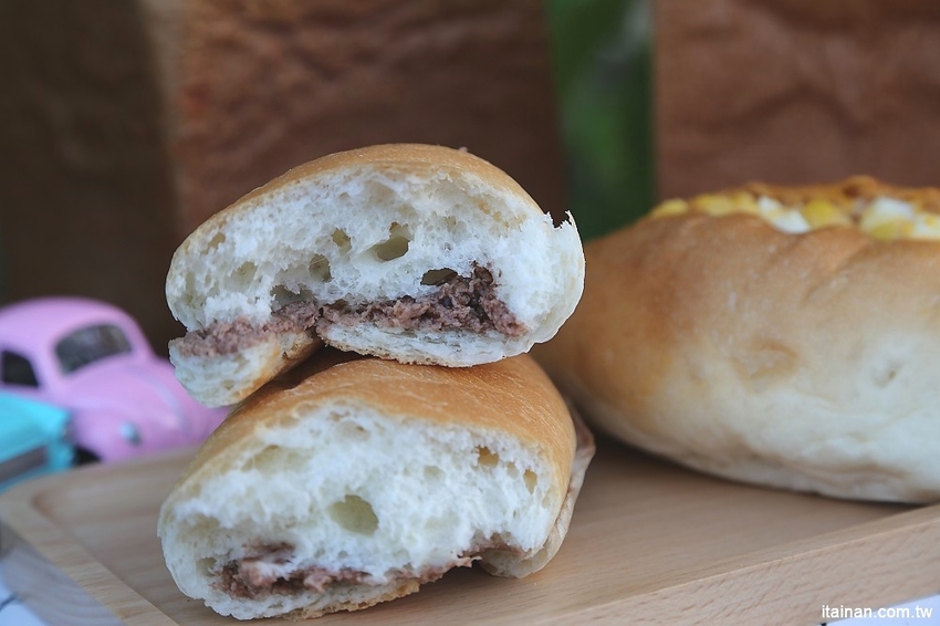 台南中西區美食|巷弄裡每天只賣2.5小時的時尚風麵包『方云云麵包店』像雲朵般的夢幻吐司,不預訂吃不到!! - 台南好Food遊