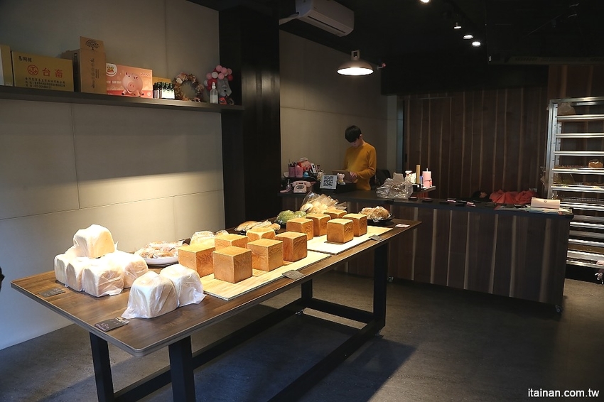 台南中西區美食|巷弄裡每天只賣2.5小時的時尚風麵包『方云云麵包店』像雲朵般的夢幻吐司,不預訂吃不到!! - 台南好Food遊