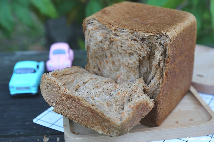 台南中西區美食|巷弄裡每天只賣2.5小時的時尚風麵包『方云云麵包店』像雲朵般的夢幻吐司,不預訂吃不到!! - 台南好Food遊