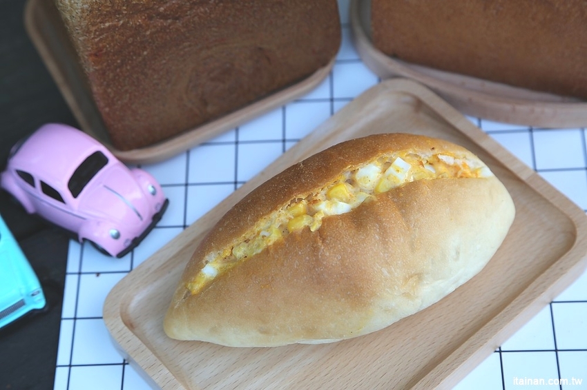 台南中西區美食|巷弄裡每天只賣2.5小時的時尚風麵包『方云云麵包店』像雲朵般的夢幻吐司,不預訂吃不到!! - 台南好Food遊