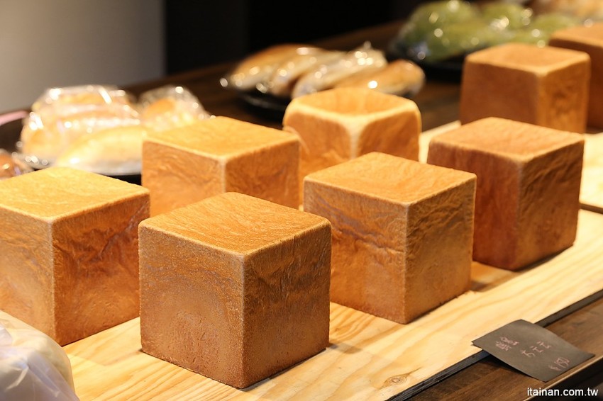 台南中西區美食|巷弄裡每天只賣2.5小時的時尚風麵包『方云云麵包店』像雲朵般的夢幻吐司,不預訂吃不到!! - 台南好Food遊