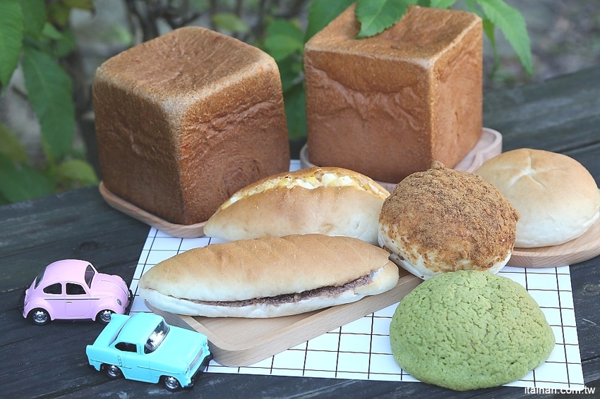 台南中西區美食|巷弄裡每天只賣2.5小時的時尚風麵包『方云云麵包店』像雲朵般的夢幻吐司,不預訂吃不到!! - 台南好Food遊