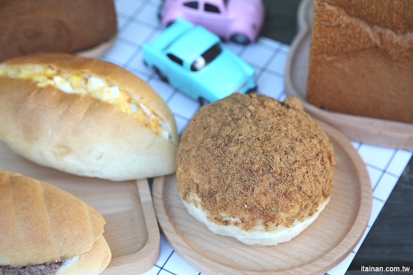 台南中西區美食|巷弄裡每天只賣2.5小時的時尚風麵包『方云云麵包店』像雲朵般的夢幻吐司,不預訂吃不到!! - 台南好Food遊