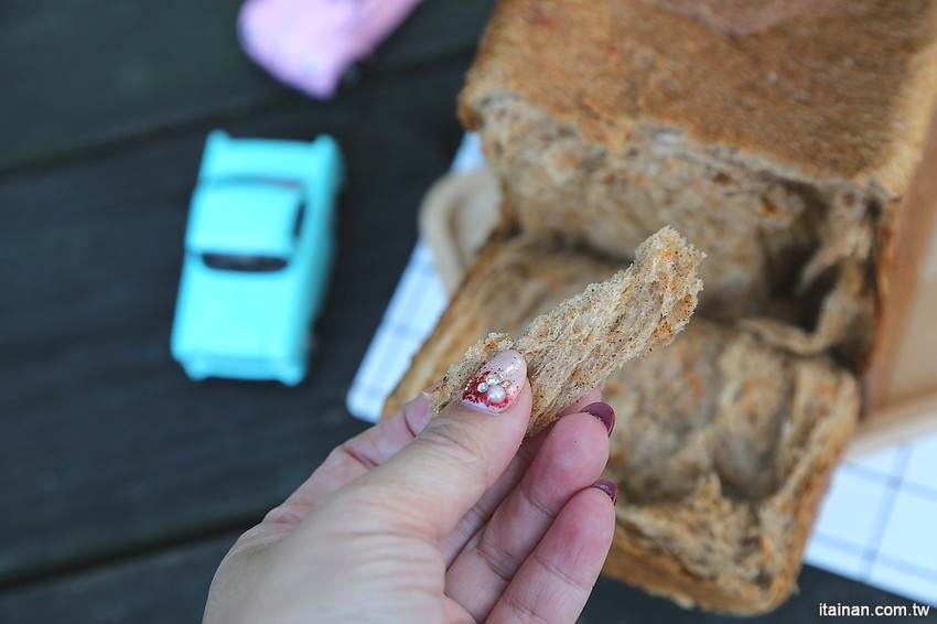 台南中西區美食|巷弄裡每天只賣2.5小時的時尚風麵包『方云云麵包店』像雲朵般的夢幻吐司,不預訂吃不到!! - 台南好Food遊