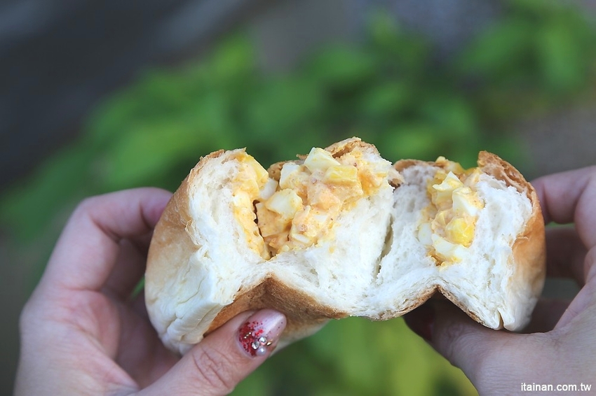 台南中西區美食|巷弄裡每天只賣2.5小時的時尚風麵包『方云云麵包店』像雲朵般的夢幻吐司,不預訂吃不到!! - 台南好Food遊