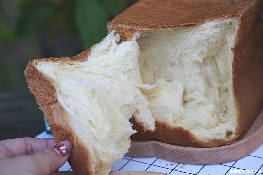 台南中西區美食|巷弄裡每天只賣2.5小時的時尚風麵包『方云云麵包店』像雲朵般的夢幻吐司,不預訂吃不到!! - 台南好Food遊