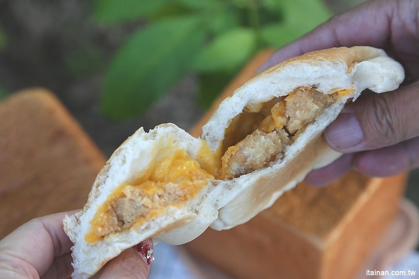 台南中西區美食|巷弄裡每天只賣2.5小時的時尚風麵包『方云云麵包店』像雲朵般的夢幻吐司,不預訂吃不到!! - 台南好Food遊