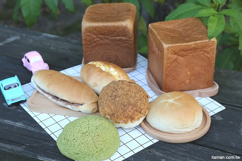 台南中西區美食|巷弄裡每天只賣2.5小時的時尚風麵包『方云云麵包店』像雲朵般的夢幻吐司,不預訂吃不到!! - 台南好Food遊