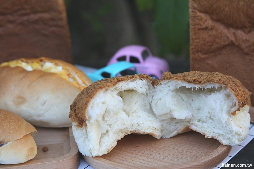 台南中西區美食|巷弄裡每天只賣2.5小時的時尚風麵包『方云云麵包店』像雲朵般的夢幻吐司,不預訂吃不到!! - 台南好Food遊