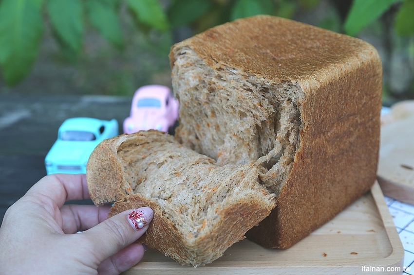台南中西區美食|巷弄裡每天只賣2.5小時的時尚風麵包『方云云麵包店』像雲朵般的夢幻吐司,不預訂吃不到!! - 台南好Food遊