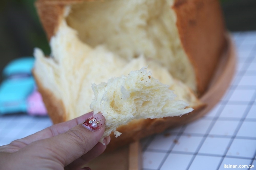 台南中西區美食|巷弄裡每天只賣2.5小時的時尚風麵包『方云云麵包店』像雲朵般的夢幻吐司,不預訂吃不到!! - 台南好Food遊