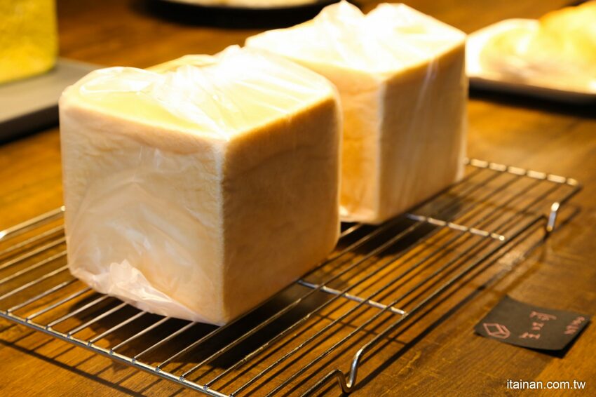 台南最美的文青麵包「方云云麵包店」每天限量秒殺的職人手作烘焙，除了雲朵吐司100%職人生吐司也讓人驚艷! - 台南好Food遊