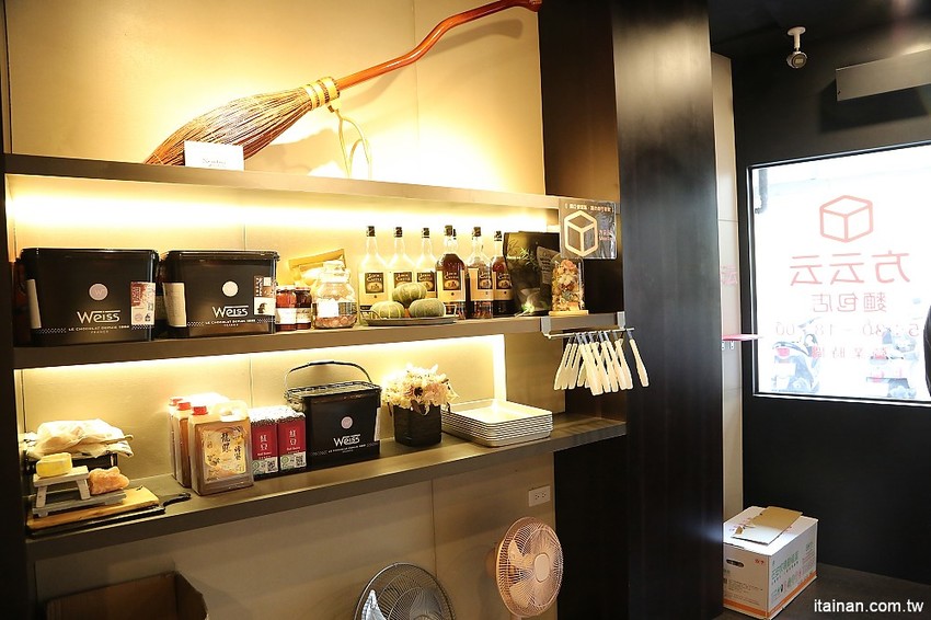 台南中西區美食|巷弄裡每天只賣2.5小時的時尚風麵包『方云云麵包店』像雲朵般的夢幻吐司,不預訂吃不到!! - 台南好Food遊