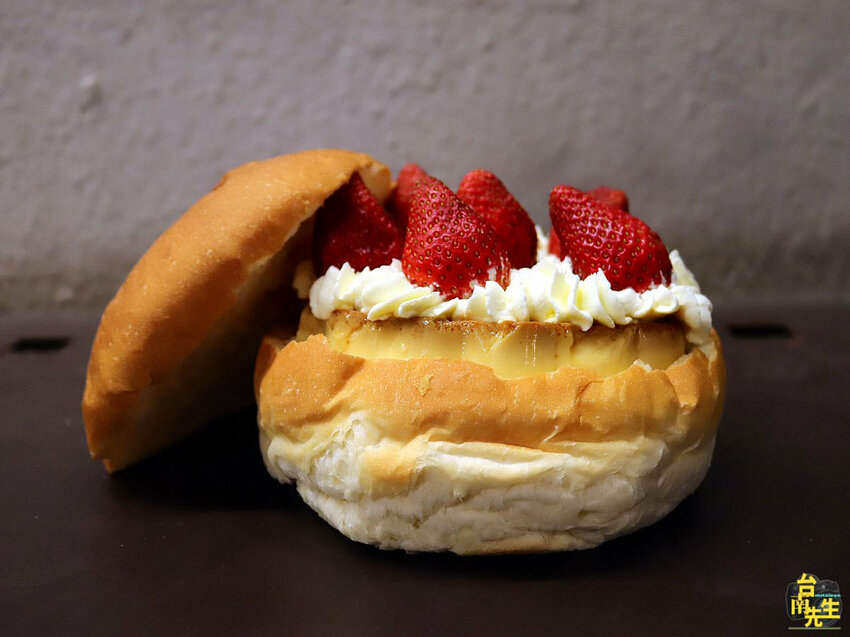 台南草莓季限定麵包／限量供應沒預訂買不到／傍晚才營業只賣2.5小時／隱身巷弄連google地圖都找不到／重視品質嚴選高等級原物料