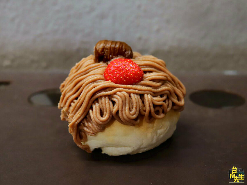 台南草莓季限定麵包／限量供應沒預訂買不到／傍晚才營業只賣2.5小時／隱身巷弄連google地圖都找不到／重視品質嚴選高等級原物料