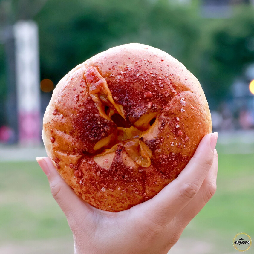 台南母親節麵包／限時限量供應只賣2.5小時／隱身巷弄不小心就迷路找不到／沒預訂可能買不到／每天推出不同品項／不惜成本堅持品質嚴選原物料