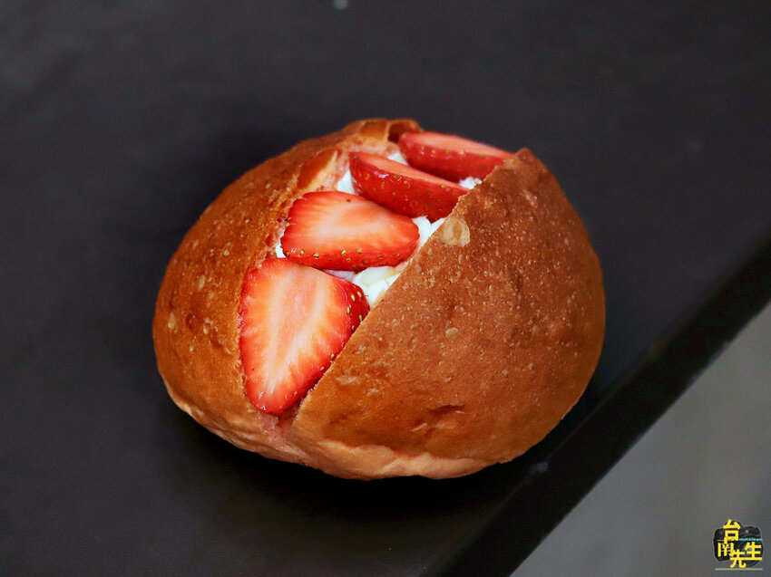 台南草莓季限定麵包／限量供應沒預訂買不到／傍晚才營業只賣2.5小時／隱身巷弄連google地圖都找不到／重視品質嚴選高等級原物料