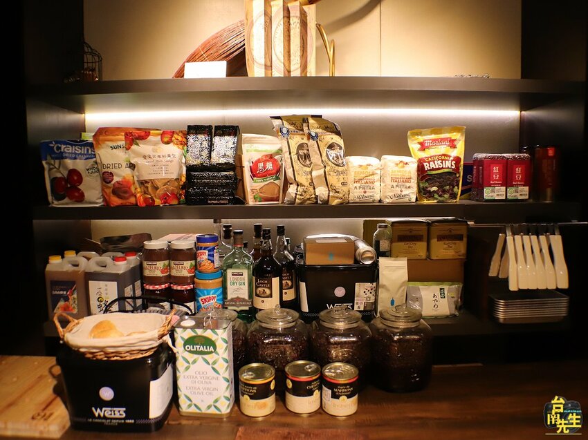 台南草莓季限定麵包／限量供應沒預訂買不到／傍晚才營業只賣2.5小時／隱身巷弄連google地圖都找不到／重視品質嚴選高等級原物料