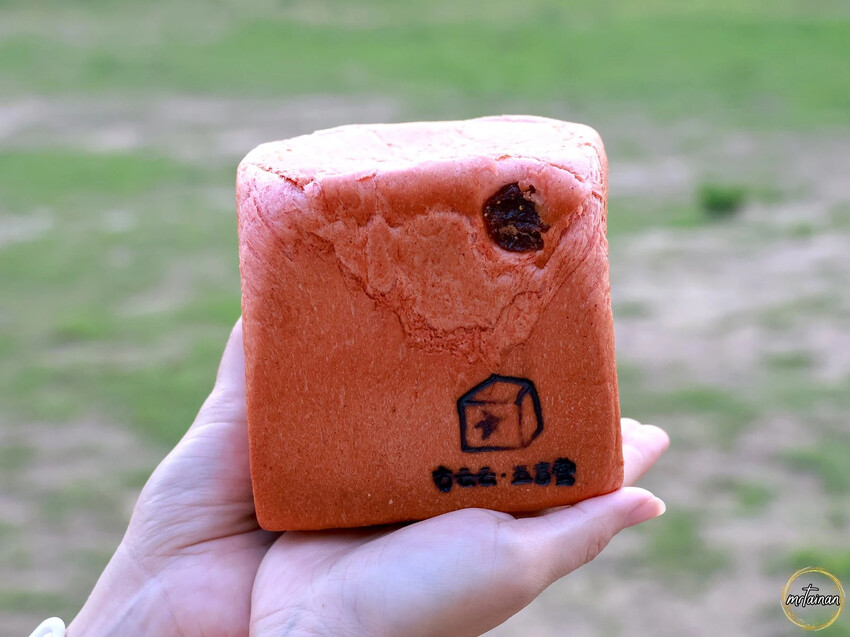 台南母親節麵包／限時限量供應只賣2.5小時／隱身巷弄不小心就迷路找不到／沒預訂可能買不到／每天推出不同品項／不惜成本堅持品質嚴選原物料