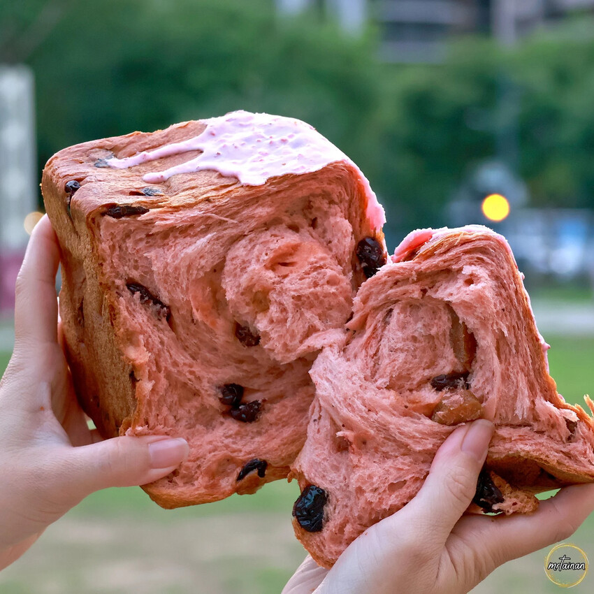 台南母親節麵包／限時限量供應只賣2.5小時／隱身巷弄不小心就迷路找不到／沒預訂可能買不到／每天推出不同品項／不惜成本堅持品質嚴選原物料