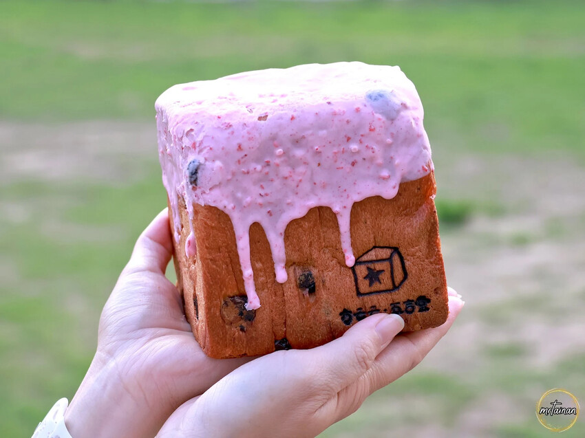 台南母親節麵包／限時限量供應只賣2.5小時／隱身巷弄不小心就迷路找不到／沒預訂可能買不到／每天推出不同品項／不惜成本堅持品質嚴選原物料