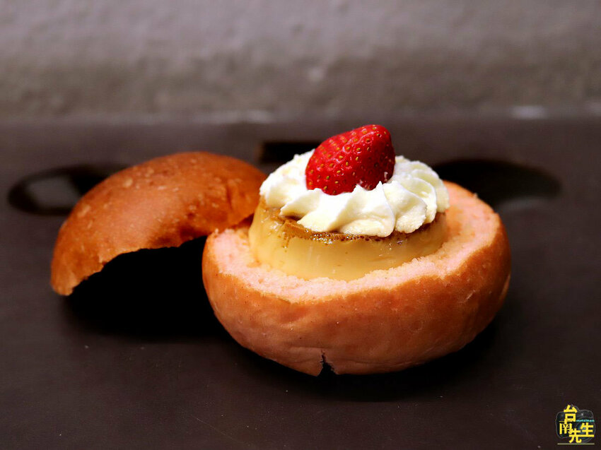 台南草莓季限定麵包／限量供應沒預訂買不到／傍晚才營業只賣2.5小時／隱身巷弄連google地圖都找不到／重視品質嚴選高等級原物料