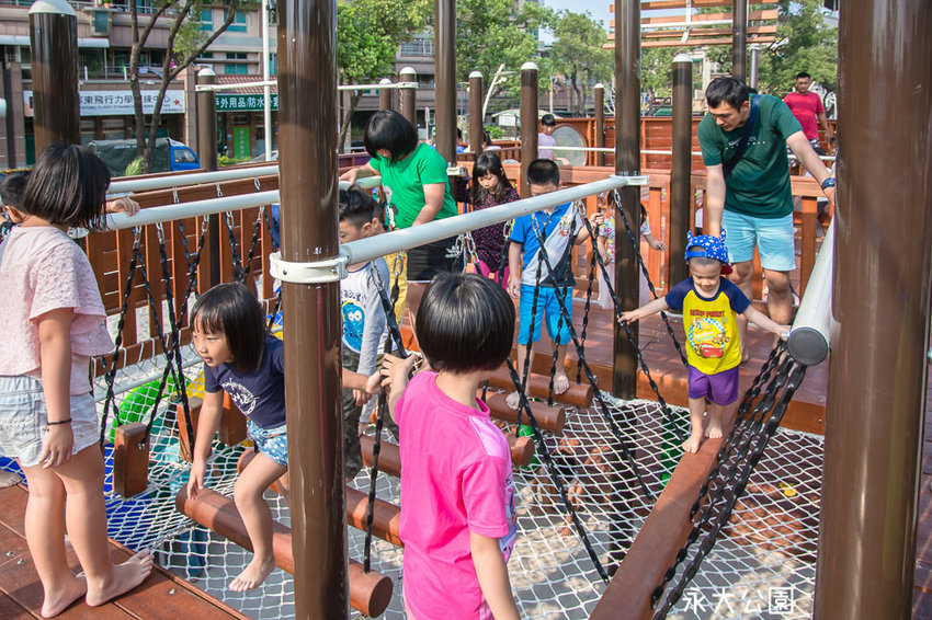 ｜特色公園｜永大公園，大型海盜船結合沙坑、盪鞦韆、溜滑梯等設施，一起來當北海小英雄 - 阿婷的旅行札記。