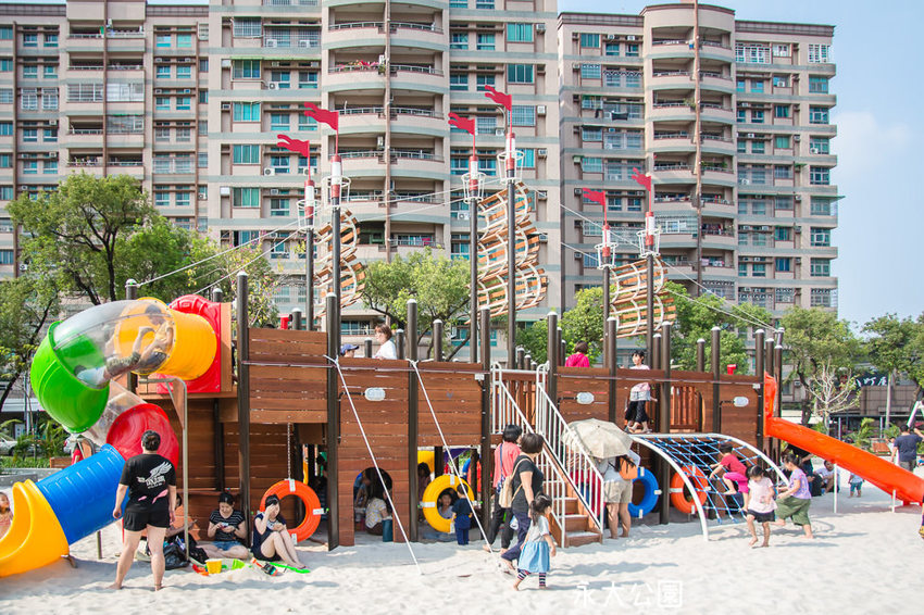 ｜特色公園｜永大公園，大型海盜船結合沙坑、盪鞦韆、溜滑梯等設施，一起來當北海小英雄 - 阿婷的旅行札記。