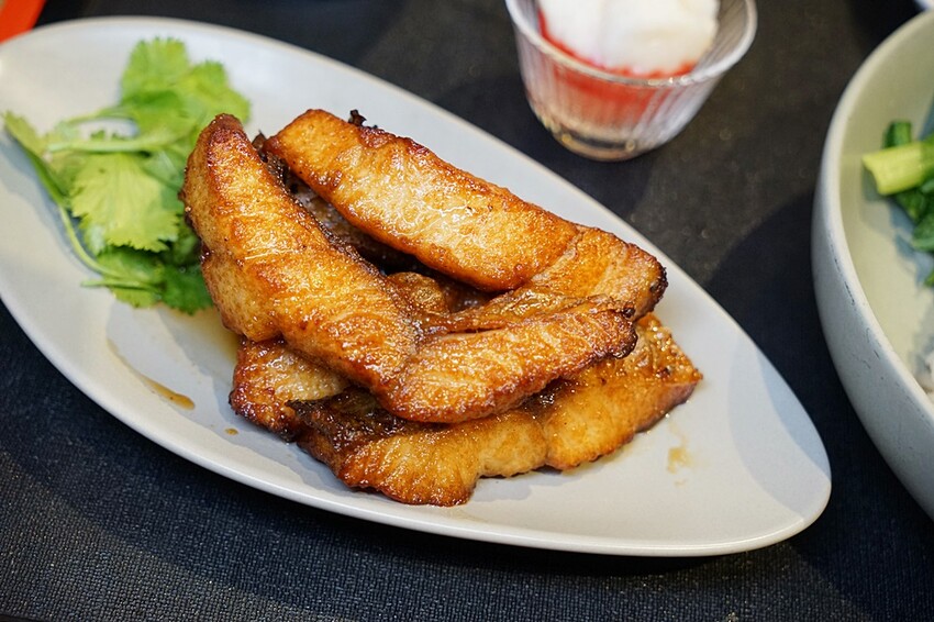 有春茶館｜超浮誇芒果冰開賣囉！還有不少新菜上市，必點糖醋燻鱸魚、青花椒牛小排板條、椒鹽鴨頭鴨翅，聚餐