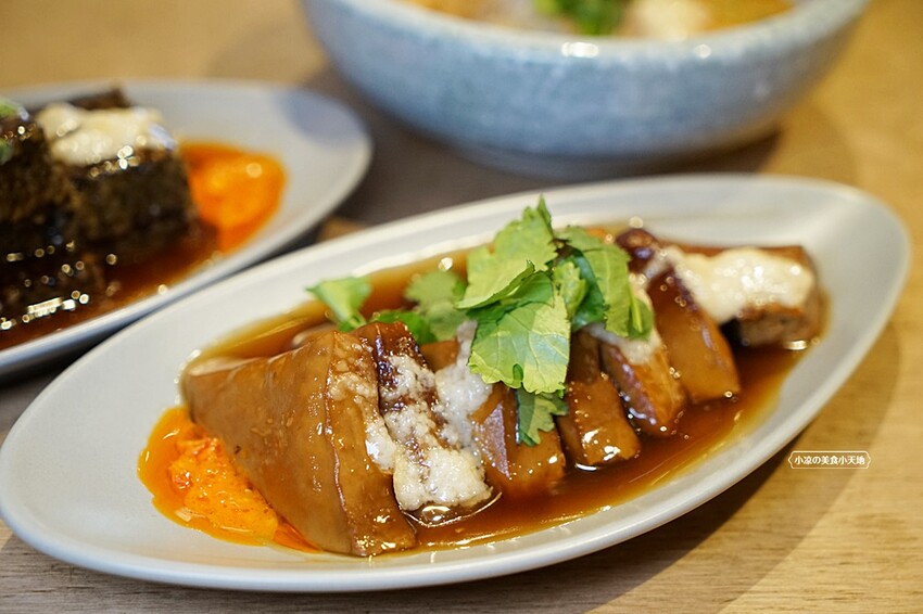 有春茶館｜超浮誇芒果冰開賣囉！還有不少新菜上市，必點糖醋燻鱸魚、青花椒牛小排板條、椒鹽鴨頭鴨翅，聚餐