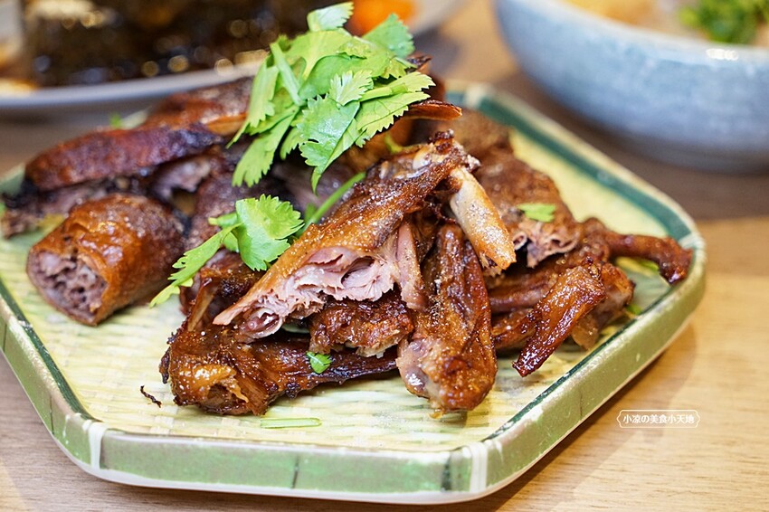 有春茶館｜超浮誇芒果冰開賣囉！還有不少新菜上市，必點糖醋燻鱸魚、青花椒牛小排板條、椒鹽鴨頭鴨翅，聚餐