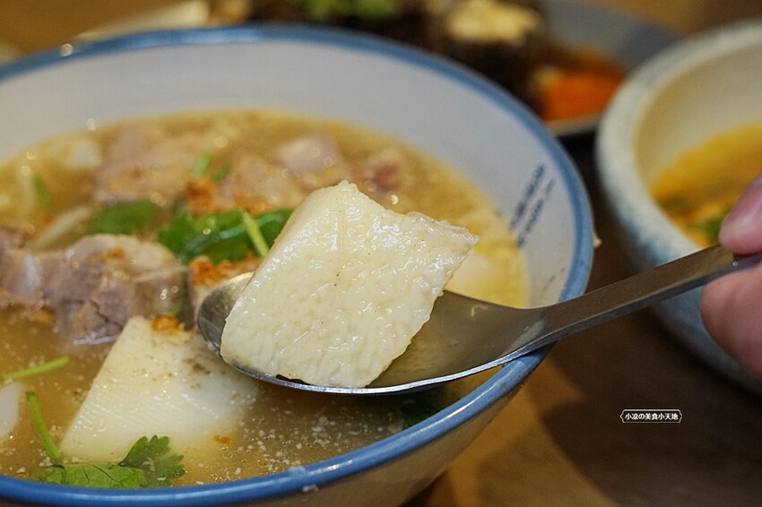 有春茶館｜超浮誇芒果冰開賣囉！還有不少新菜上市，必點糖醋燻鱸魚、青花椒牛小排板條、椒鹽鴨頭鴨翅，聚餐