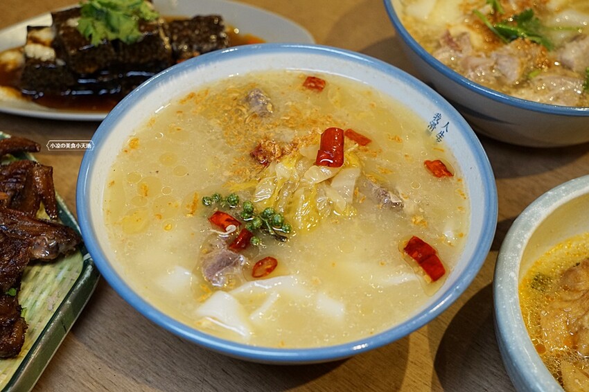 有春茶館｜超浮誇芒果冰開賣囉！還有不少新菜上市，必點糖醋燻鱸魚、青花椒牛小排板條、椒鹽鴨頭鴨翅，聚餐