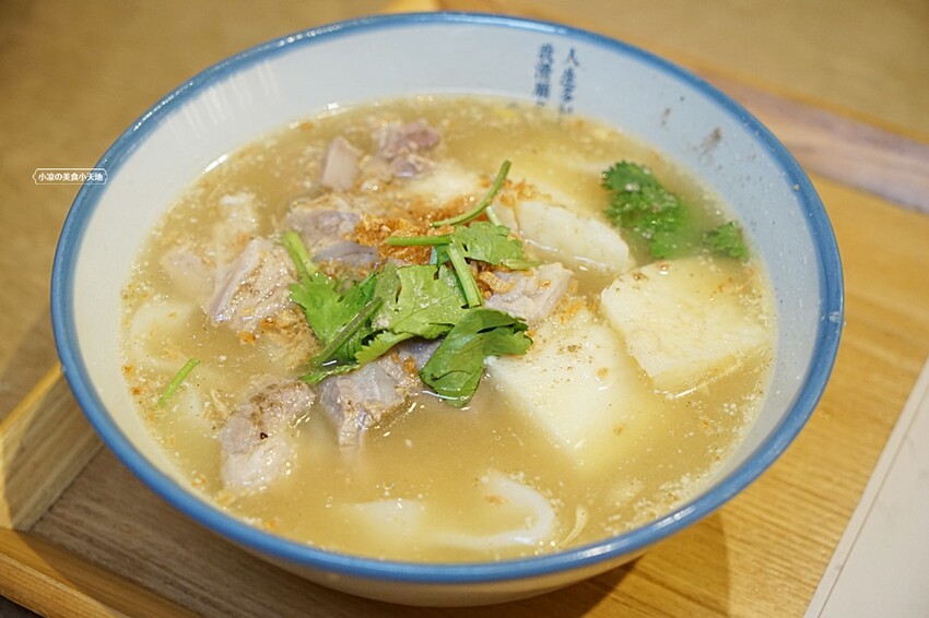 有春茶館｜超浮誇芒果冰開賣囉！還有不少新菜上市，必點糖醋燻鱸魚、青花椒牛小排板條、椒鹽鴨頭鴨翅，聚餐