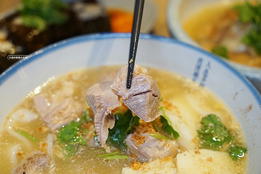 有春茶館｜超浮誇芒果冰開賣囉！還有不少新菜上市，必點糖醋燻鱸魚、青花椒牛小排板條、椒鹽鴨頭鴨翅，聚餐