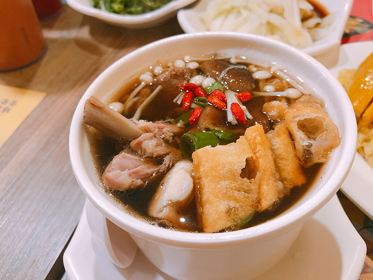 星島海南雞飯,海南雞飯,咖哩,肉骨茶,松山區美食,我不是他媽媽,慈惠宮,薑黃飯,港式奶茶,雞油飯,松山站美食,松山站平價美食,沙嗲,舒肥海南雞