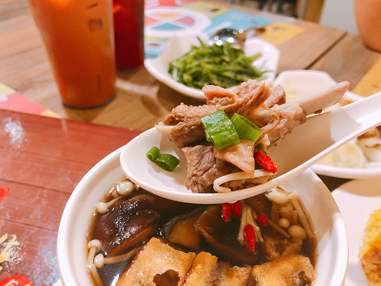星島海南雞飯,海南雞飯,咖哩,肉骨茶,松山區美食,我不是他媽媽,南洋料理,凍檸茶,絲襪奶茶,五分埔商圈,五分埔美食,星馬美食,松山火車站,慈祐宮