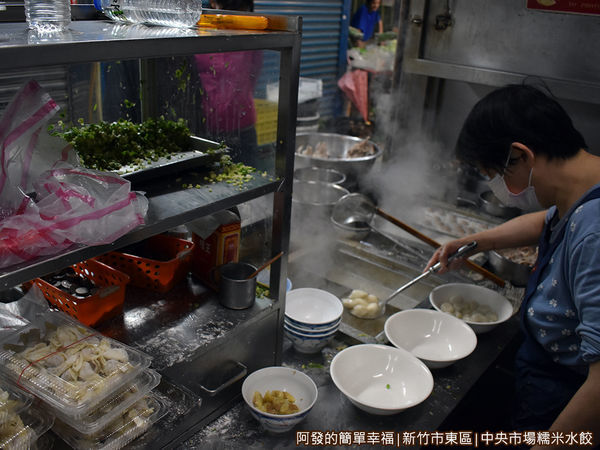 中央市場糯米水餃03-煮不停.JPG