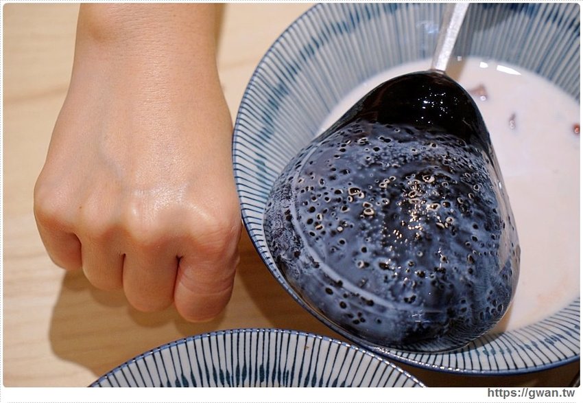 手工嫩仙草每天限量50碗,三種配料一個銅板有找!