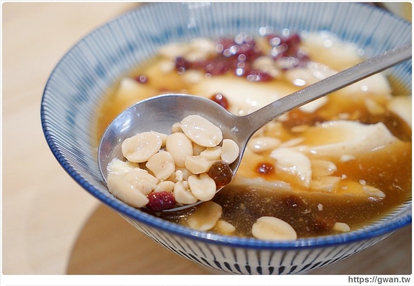 手工嫩仙草每天限量50碗,三種配料一個銅板有找!