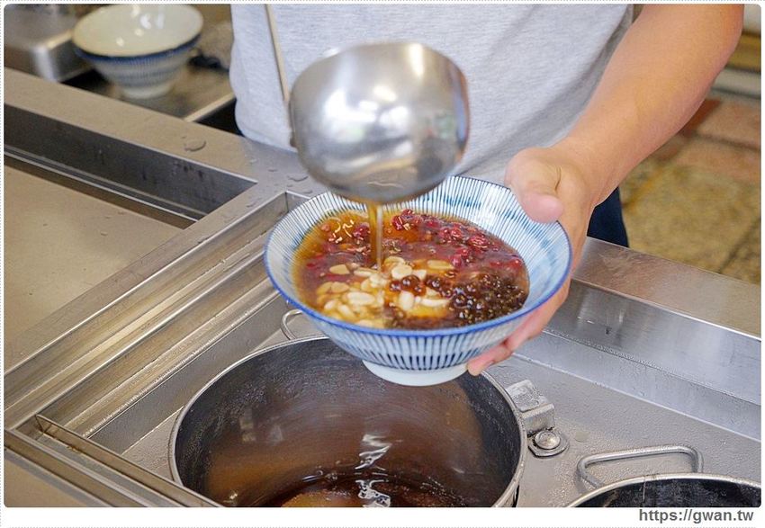 手工嫩仙草每天限量50碗,三種配料一個銅板有找!