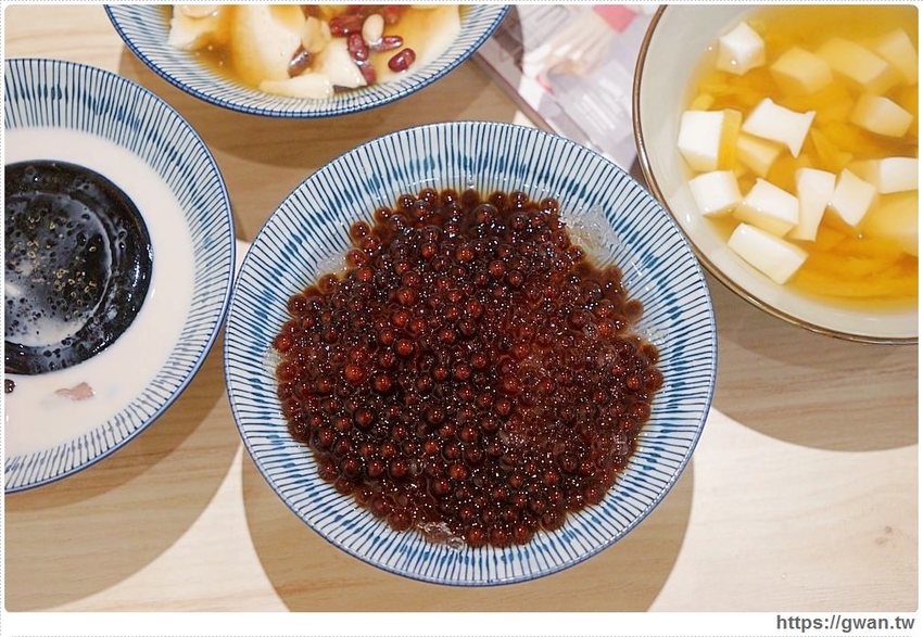 手工嫩仙草每天限量50碗,三種配料一個銅板有找!