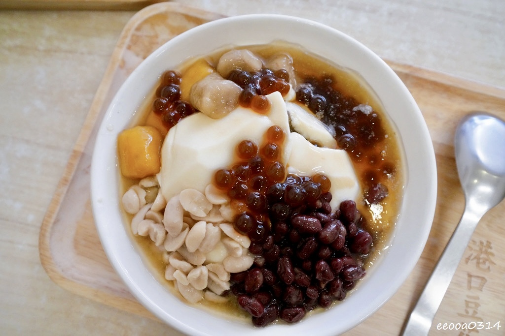 台中大里美食｜港口豆花 大里本舖，在地人也愛的綿密豆花與限定