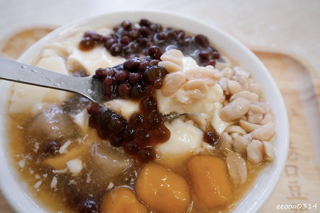 台中大里美食｜港口豆花 大里本舖，在地人也愛的綿密豆花與限定